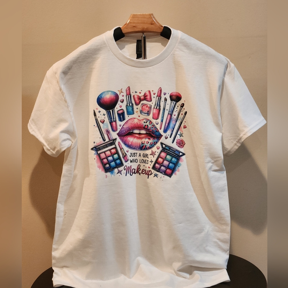 JUST A GIRL WHO LOVES MAKEUP 💄 GRAPHIC TSHIRT
